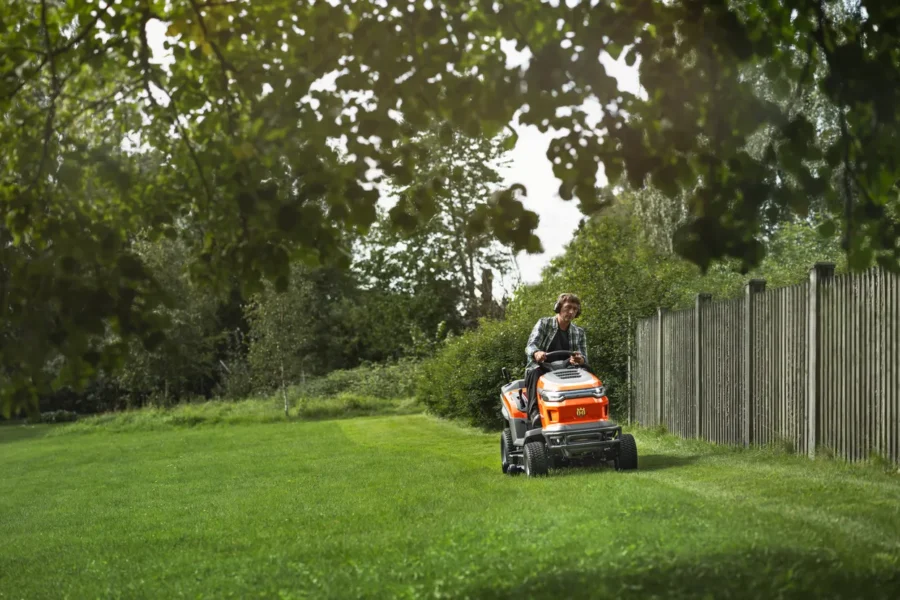 Бензиновий садовий трактор Husqvarna TC 220T